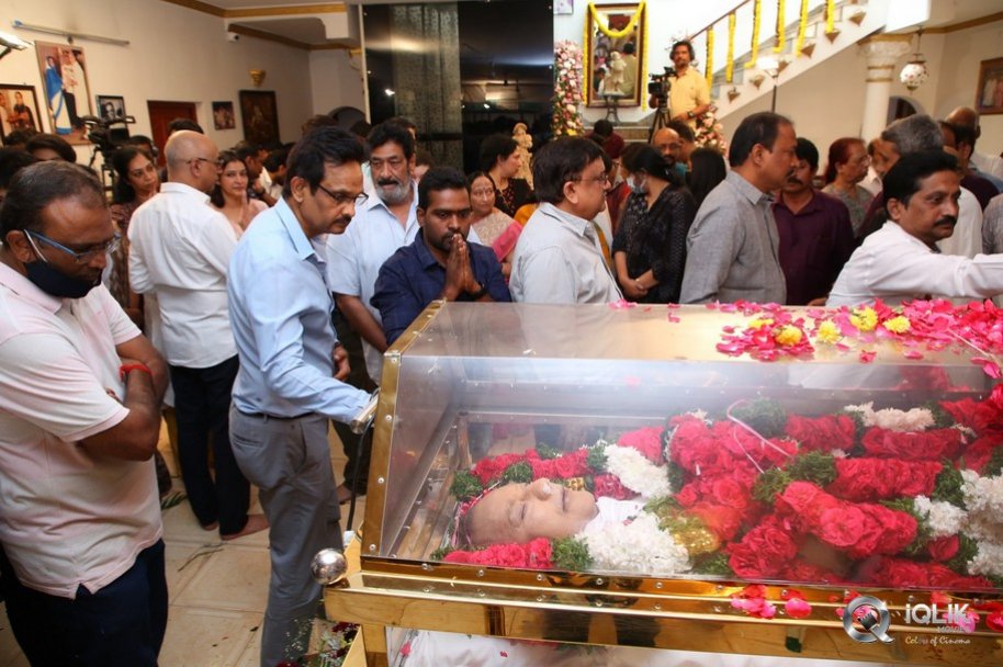 Celebrities-pay-homage-to-superstar-Krishna